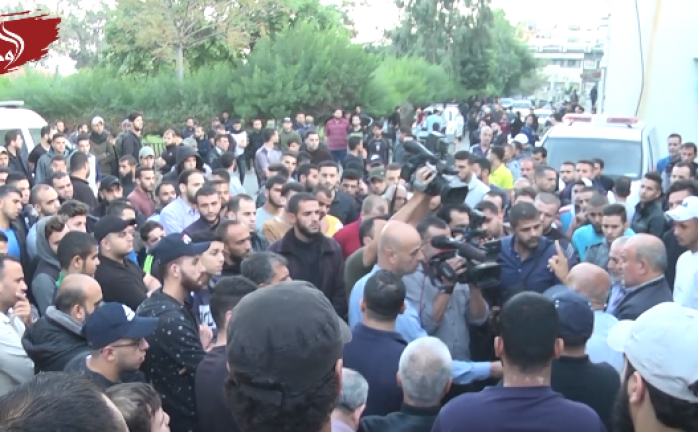 تجمهر المواطنين في مجمع الشفاء عقب وصول جثمان الشهيد أبو العطا