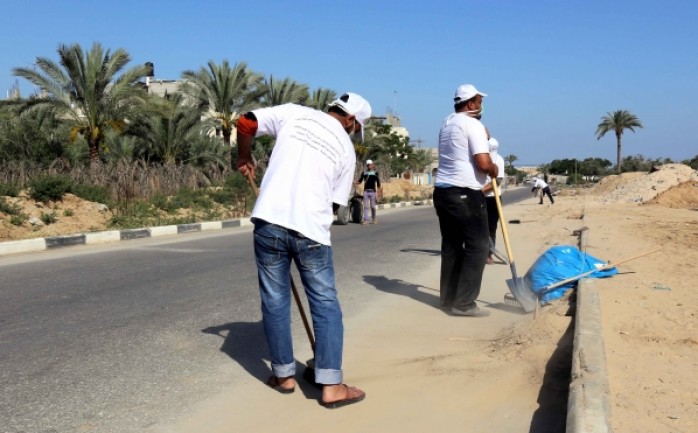 شرعت بلدية خان يونس جنوب قطاع غزة الثلاثاء، بتنفيذ مشروع كنس الرمال الزائدة من شوارع المدينة، وذلك ضمن مشروع برنامج خلق فرص عمل الممول من مؤسسة (UNDP) ، وآخر من وكالة الغوث الدولية لتشغيل وإغ