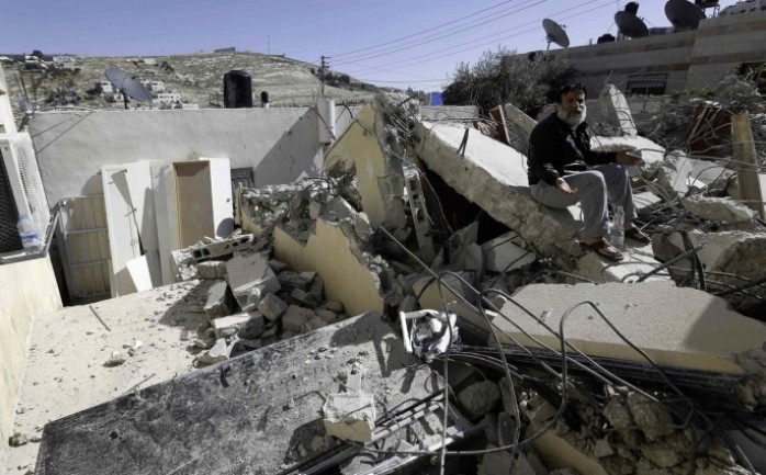 هدمت جرافات الاحتلال في مدينة القدس فجر الثلاثاء، ثلاثة محال تجارية ومنزلا قيد الإنشاء ببلدة سلوان جنوب المسجد الأقصى بذريعة البناء دون ترخيص