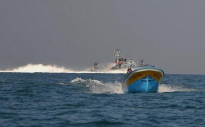 بحرية الاحتلال الإسرائيلي تهاجم الصيادين في عرض بحر مدينة غزة
