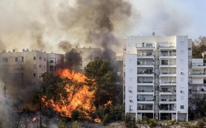 أمرت الشرطة الإسرائيلية اليوم الخميس، بإجلاء عشرات الألاف من المستوطنين من منازلهم بسبب الحريق الهائل الذي نشب في مدينة حيفا&nbsp; وأسفر عن وقوع أضرار مادية جسيمه وإصابة عشرات الأشخاص بالاختن
