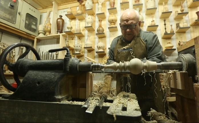 يبحث النجار هشام كحيل "60 عامًا" على قطعة خشبية مستديرة في منجرته التي لا تتجاوز الغرفتين، ليركبها على ماكنته التي تساعده في تشكيل قطع فنية رائعة.

