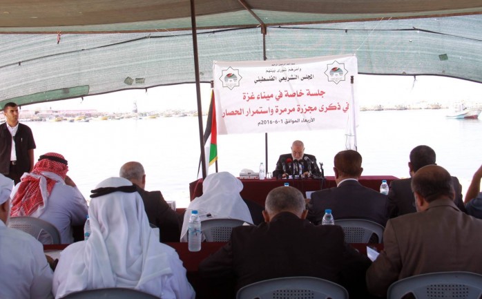 طالب النائب الأول لرئيس المجلس التشريعي أحمد بحر العالم بفك الحصار عن قطاع غزة وإقامة ميناء بحري للقطاع.