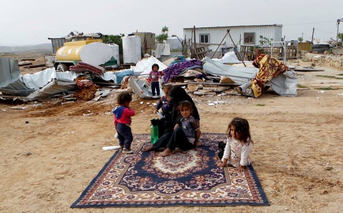 هدمت قوات الاحتلال الإسرائيلي، فجرالأربعاء، 3 مساكن في خربة أم الخير شرق يطا جنوب الخيل.

وأفادت مصادر أمني