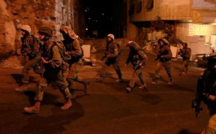 شنت قوات الاحتلال، فجر الجمعة، حملة مداهمات واسعة في مدنية القدس والخليل وبيت لحم تخللها اعتقال عدد كبير من المواطنين.

وقالت مصادر محلية