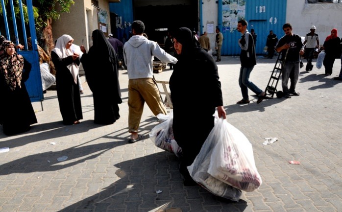 أعلنت وزارة الشؤون الإجتماعية بغزة أن ستبدأ الشهر المقبل بتنفيذ مشروع القسائم الشرائية للمستفيدين والمنتفعين من الأسر الفلسطينية وبشكل شهري.

وقال وكيل الوزارة يوسف إبراهيم لـ "الوطنية" إن 