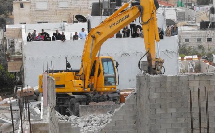 شرعت جرافات بلدية الاحتلال في القدس، اليوم الثلاثاء، بهدم منزلي المواطن سعيد العباسي في حي كرم الشيخ من بلدة سلوان جنوب المسجد الاقصى المبارك، بحجة البناء دون ترخيص.

