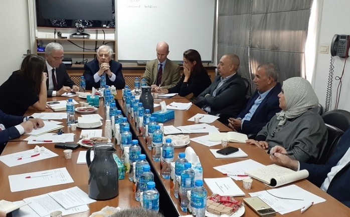 اجتماع حنا ناصر في المقر العام للجنة الانتخابات المركزية في مدينة البيرة اليوم